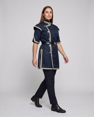 Damen historisches Kostümkleid mit aufwendigen Verzierungen und Gürtel Nord Taschen