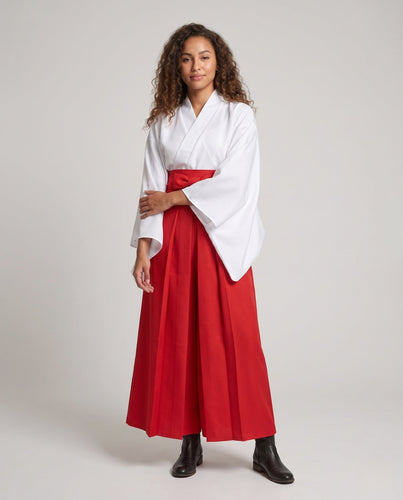 Damen historische Kimono-Robe mit goldenen Verzierungen und Accessoires Nord Taschen