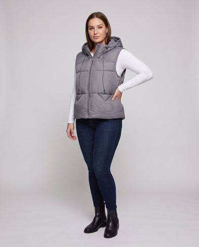 Damen ärmellose thermo-steppweste mit Kapuzenpasse, verdecktem Reißverschluss und verstellbarem Kordelzug.