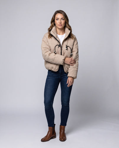 Damen kurze gesteppte Pufferjacke mit hohem Stehkragen, strukturierter Optik und dekorativen Kordeln