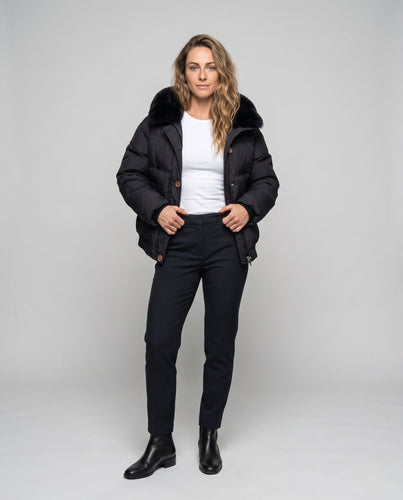 Damen kurze boxy gesteppte Jacke mit abnehmbarem Kunstfellbesatz, hohem Kragen und verdecktem Druckknopf und Reißverschluss