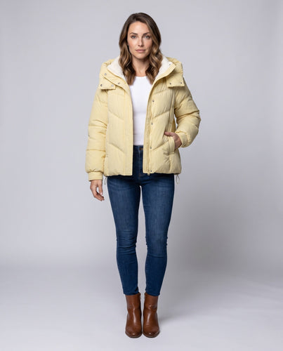 Damen Nano Kurz Steppjacke mit abnehmbarer Kapuze, ergonomischer Chevron-Steppung und verdecktem Reißverschluss