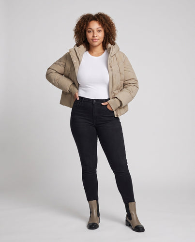Damen kurze gep padded Steppjacke mit quadratischer Steppung, hohem Stehkragen, Kapuze und Daumenlochärmeln