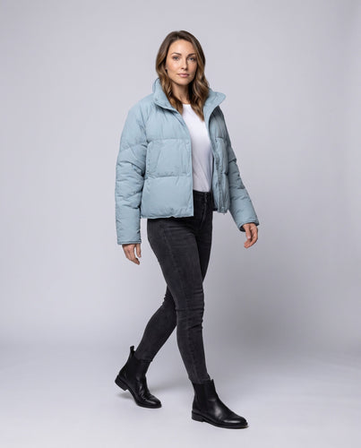 Damen kurze Cloud Pufferjacke im kastigen Schnitt mit quadratischer Steppung, hohem Stehkragen und verdeckter Druckknopfleiste