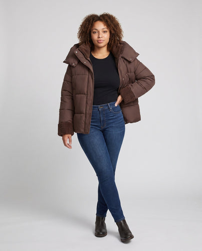 Damen kurze gesteppte reisefreundliche Winterparka mit Teddyabschlüssen, verstaubarem Kapuze und geräumigen Seitentaschen