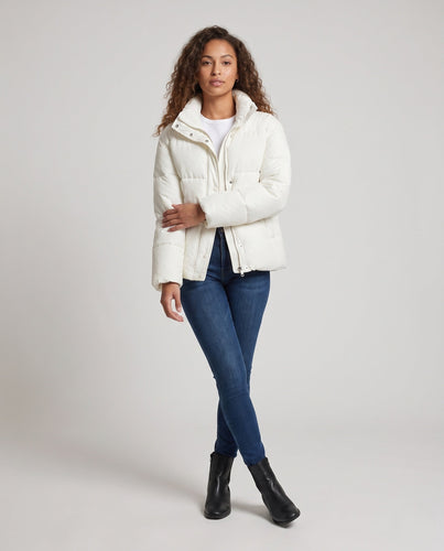 Damen kurze minimalistische boxy Puffjacke mit hohem Schalkragen und verdeckter Knopfleiste