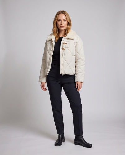 Damen kurze gesteppte Pufferjacke mit Teddykragen, Toggle und Zwei-Wege-Reißverschluss