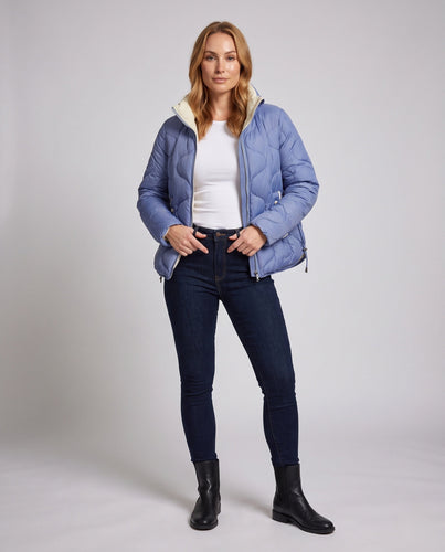 Damen Nano Kurze Gepolsterte Wellenstepp-Puffjacke mit Ergonomischem Stehkragen und Seitlichem Kordelzug