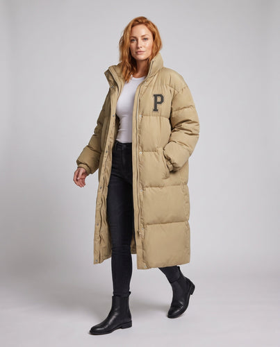 Damen längerer boxy Thermo-Puffer mit hohem Stehkragen, College-Patch und geräuschreduzierender Außenschale