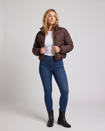 Damen ultraleichte kapuzenlose oversized Pufferjacke mit hohem Stehkragen, leiser Außenschicht und thermisch isolierender Füllung