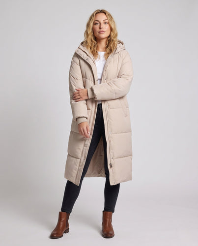 Damen Nan Ultra-Watt-beschichtete Longline-Pufferjacke mit ergonomischer Kapuze, verdecktem Druckknopfverschluss und thermoregulierender Isolierung
