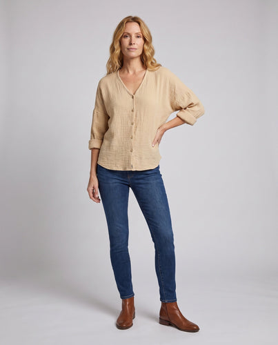 Damen leichte Baumwollgaze-Bluse mit V-Ausschnitt, durchgehender Knopfleiste und oversized Schnitt Nord Taschen
