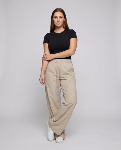 Damenweite Palazzo-Hosen im Tech-Look mit Kordelzug und entspannter Silhouette Nord Taschen