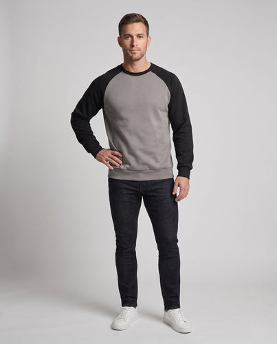 Unisex Raglan-Sweatshirt mit angerauter Fleece-Innenseite, Kontrastärmeln & geripptem Saum
