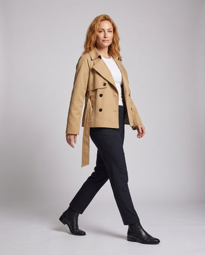 Damen Kurzer doppeltreihiger Trenchcoat mit Taillengürtel und weitem Cape‑Ärmel Nord Taschen