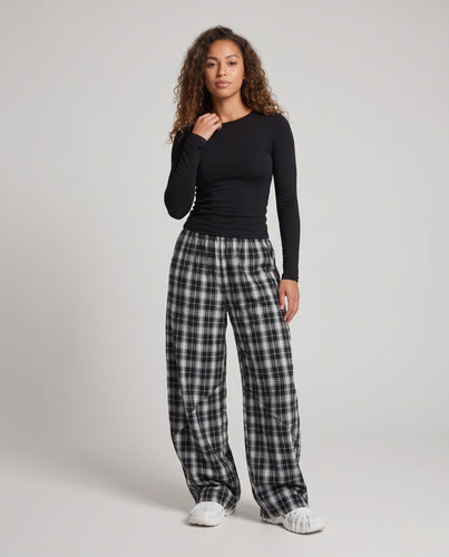 Damenmode Karottenhose mit kariertem Muster Nord Taschen