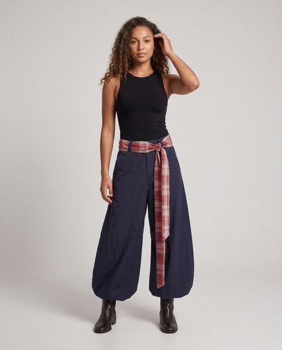 Damen locker sitzende modische Hose mit Gürtel Nord Taschen