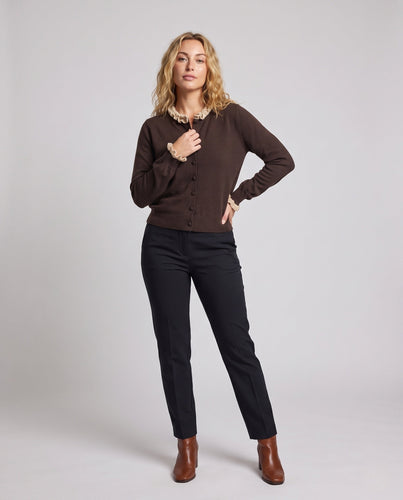 Damen Eleganter Feinstrick-Cardigan mit kontrastierendem Rüschkragen und bezogenen Zierknöpfen Nord Taschen