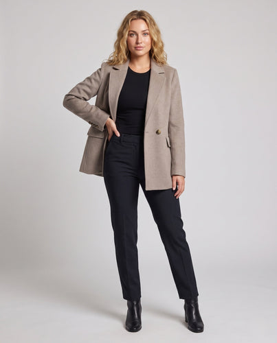 Damen Eleganter Kurzmantel im Blazerstil mit Notch‑Revers und aufgesetzten Patten‑Taschen Nord Taschen