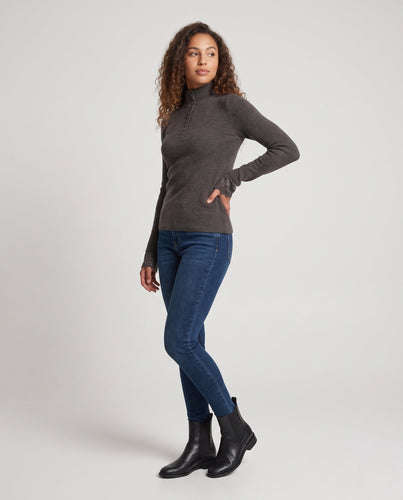 Damen Feiner Stehkragenpullover mit dekorativer Knopfleiste und Spitzenmanschetten Nord Taschen