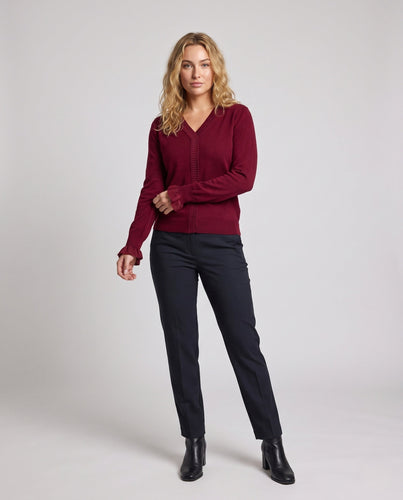 Damen Feiner V‑Ausschnitt-Feinstrickpullover mit plisseeverzierten Kanten und fließender Silhouette Nord Taschen