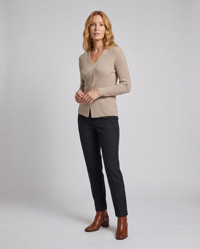 Damen Feinstrickpullover mit V‑Ausschnitt, gedrehtem Drapé und feiner Rippenstruktur Nord Taschen