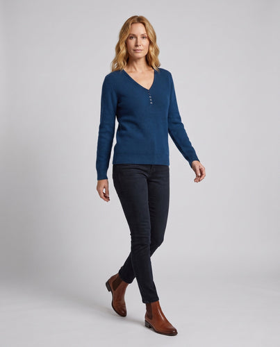 Damen Feinstrickpullover mit V-Ausschnitt und dekorativer Knopfleiste, kaschmirähnliche Weichheit Nord Taschen