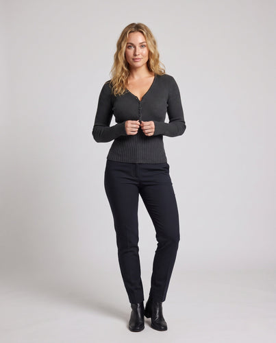 Damen figurbetonender gerippter Cardigan mit V-Ausschnitt und zartem Knopfverschluss Nord Taschen