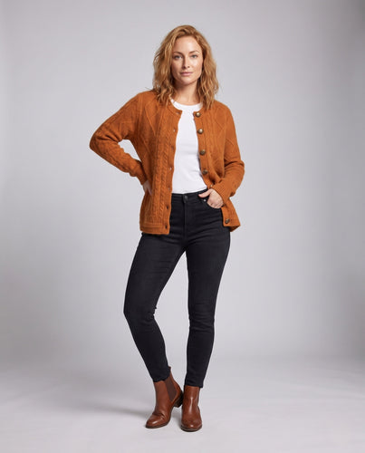 Damen Flauschiger Kurzcardigan mit Zopfstruktur, Rundhals und dekorativen Knöpfen Nord Taschen