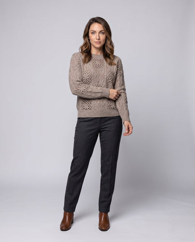 Damen Flauschiger Strukturstrick-Pullover mit Zopfmuster und Ajourblüten-Paneelen Nord Taschen