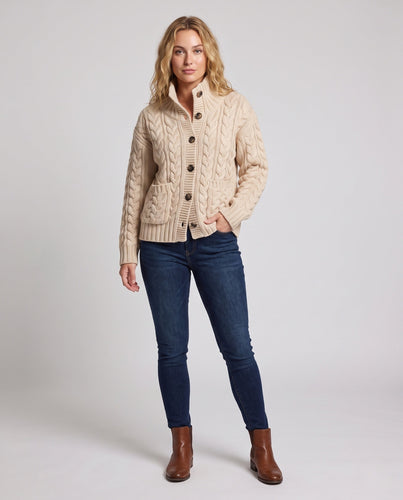 Damen Grobstrick-Cardigan mit Zopfmuster, hohem Rippkragen und aufgesetzten Taschen Nord Taschen