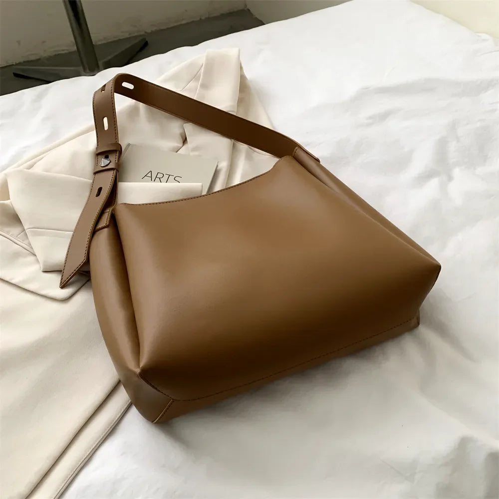Nord Taschen | Crossbody Handbag in Smooth Leather with Wallet Pouch