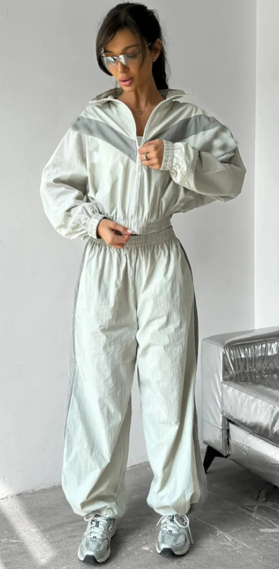 Damen eleganter sportlicher Zweiteiler Trainingsanzug mit Reißverschluss und kontrastierender V-Passe Nord Taschen