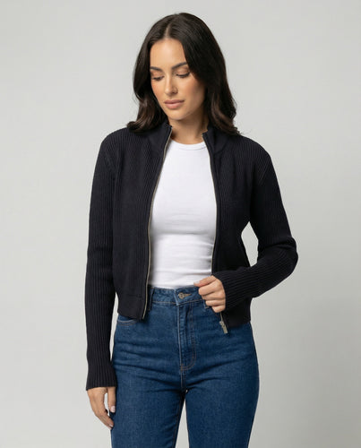 Taillierte Damen Strickjacke mit Reißverschluss und Stehkragen in MarinNord Taschenlau