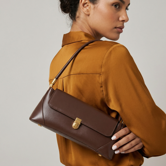 Nord Taschen | Strukturierte vegane Rindsleder-Schultertasche, goldener Verschluss