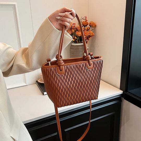 Nord Taschen | Umhängetasche für Damen - Schlichte Tasche mit strukturiertem Design und verstellbarem Riemen