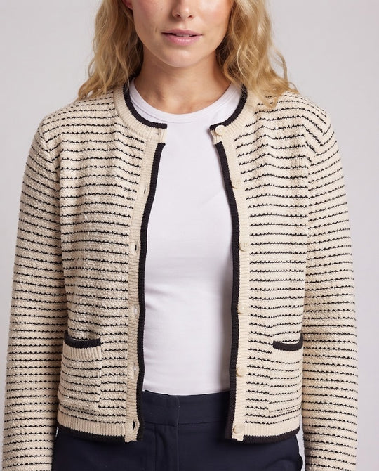 Damen Kurzgeschnittene Strickjacke mit Kontrastbündchen und aufgesetzten Taschen Nord Taschen