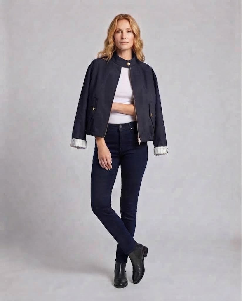 Damen Cropped Utility Jacke mit Stehkragen, Kordelzugsaum und goldfarbenen Details Nord Taschen