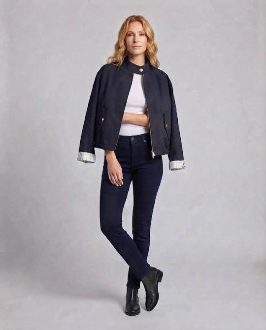 Damen Cropped Utility Jacke mit Stehkragen, Kordelzugsaum und goldfarbenen Details Nord Taschen