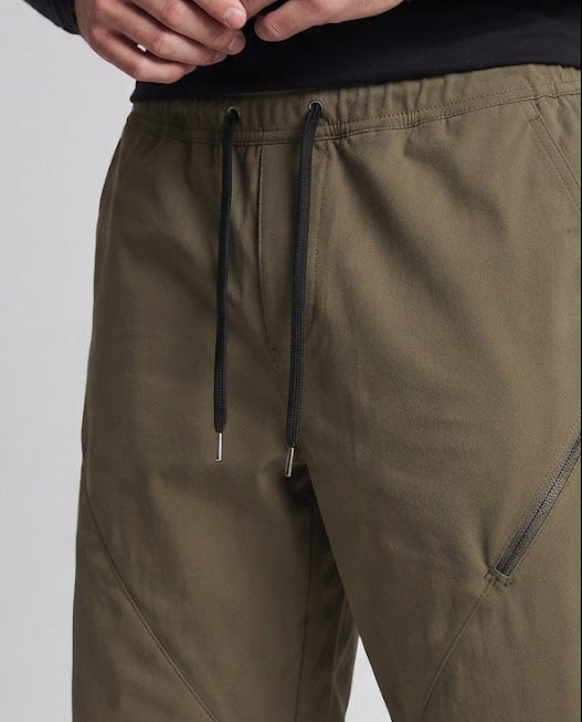 Herren Extraweite Baggy‑Hose mit Tunnelzug, diagonalem Paneeldesign und überlangem Saum Nord Taschen