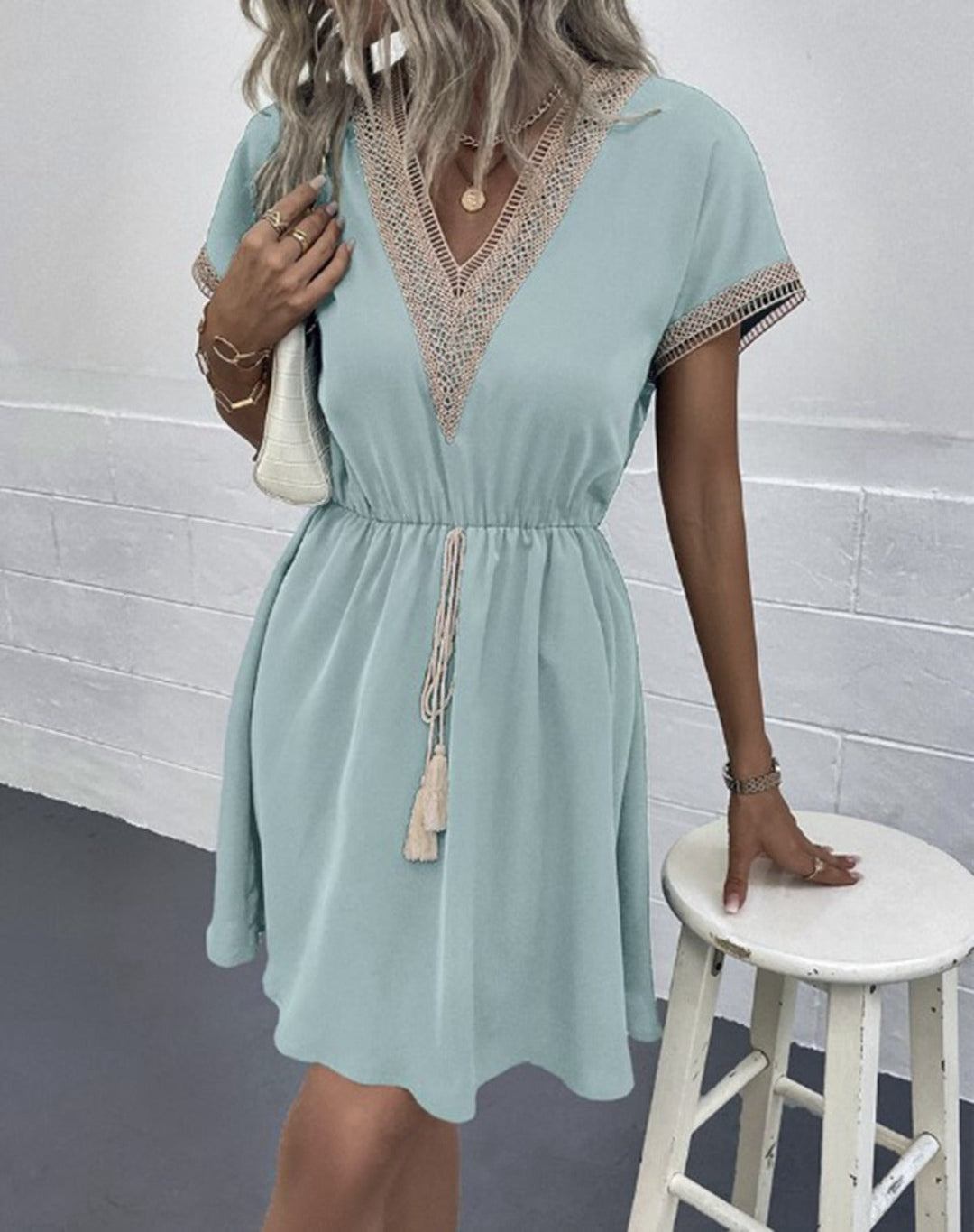 Kleid mit V-Ausschnitt aus Spitze