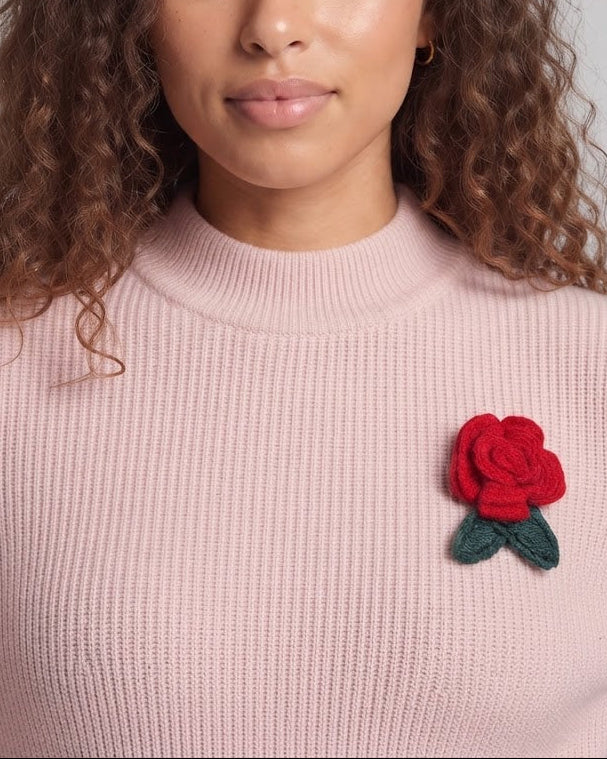 Damen Feinstrickpullover mit Stehkragen, feiner Rippstruktur und gehäkelter Blumenbrosche Nord Taschen