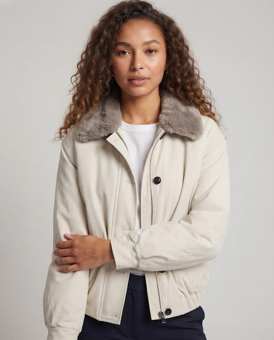 Damen Kurzblouson mit voluminösem Teddy-Kragen, Pattentaschen und gerafftem Saum Nord Taschen