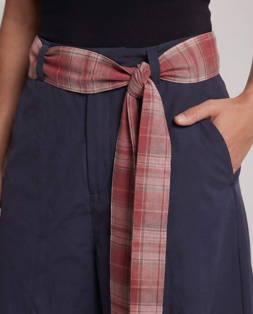 Damen locker sitzende modische Hose mit Gürtel Nord Taschen