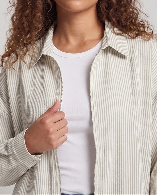 Damen Weite gestreifte Hemdjacke mit Reißverschluss und Ballonärmeln Nord Taschen