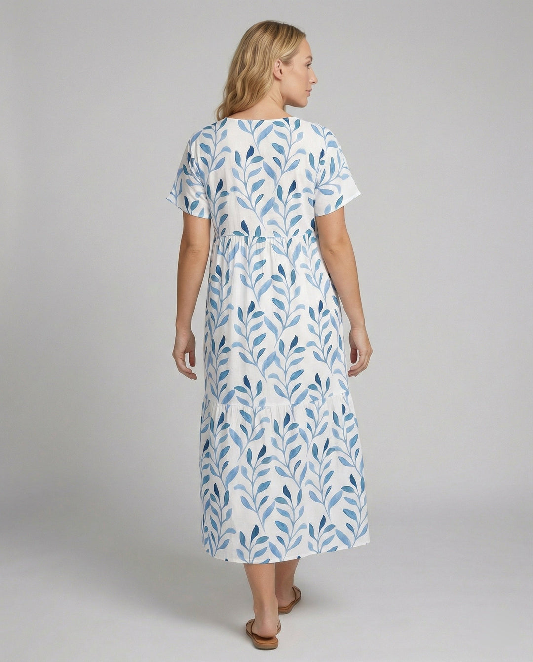 Luftiges Sommerkleid mit kurzen Ärmeln und Allover-Blattdruck