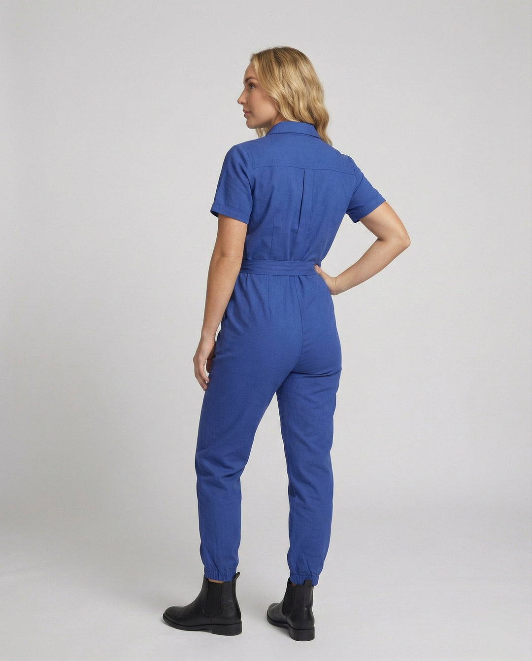 Damen lässiger Jumpsuit mit tailliertem Schnitt und durchgehender Knopfleiste