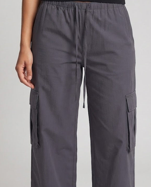 Damen weite Cargo-Hose mit elastischem Bund und aufgesetzten Klappentaschen Nord Taschen
