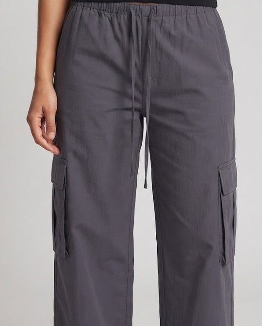 Damen weite Cargo-Hose mit elastischem Bund und aufgesetzten Klappentaschen Nord Taschen