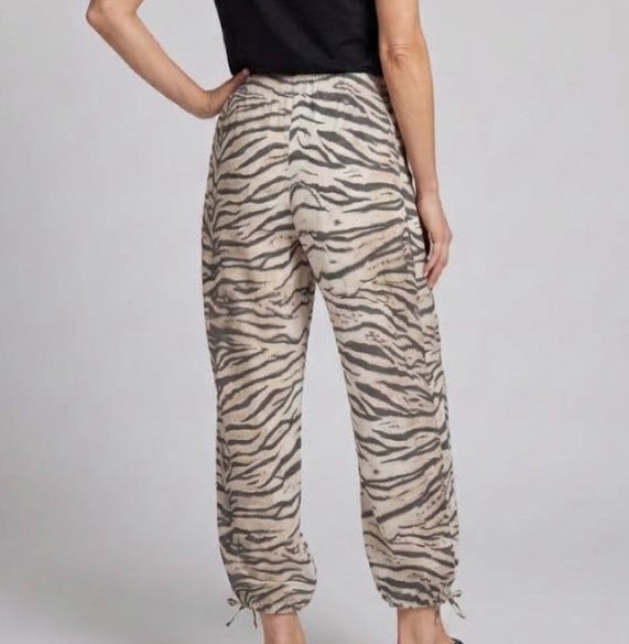 Damen Leichte Culotte-Hose mit Animalprint, Tunnelzugbund und Bindebändern am Saum Nord Taschen